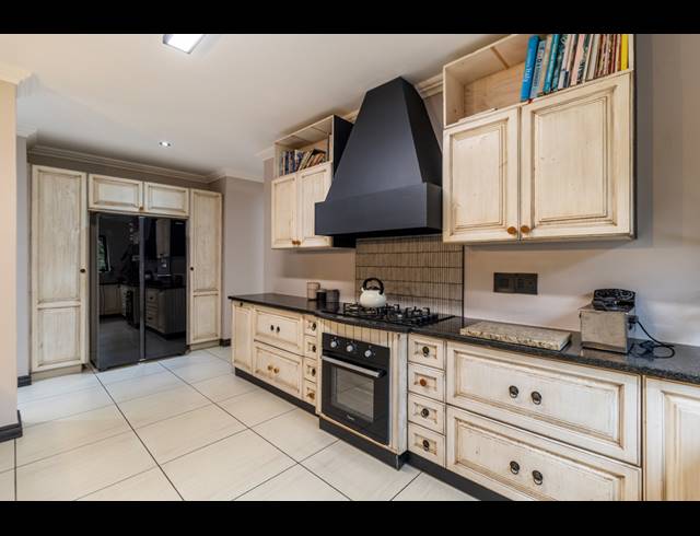 4 BEDROOM HOUSE FOR SALE IN LEEUWFONTEIN ESTATE